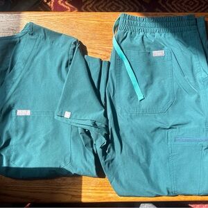 Figs women’s scrub set size small (Catarina top, Yola bottoms)